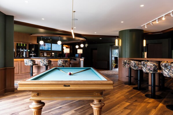 2 Bars/Lounges