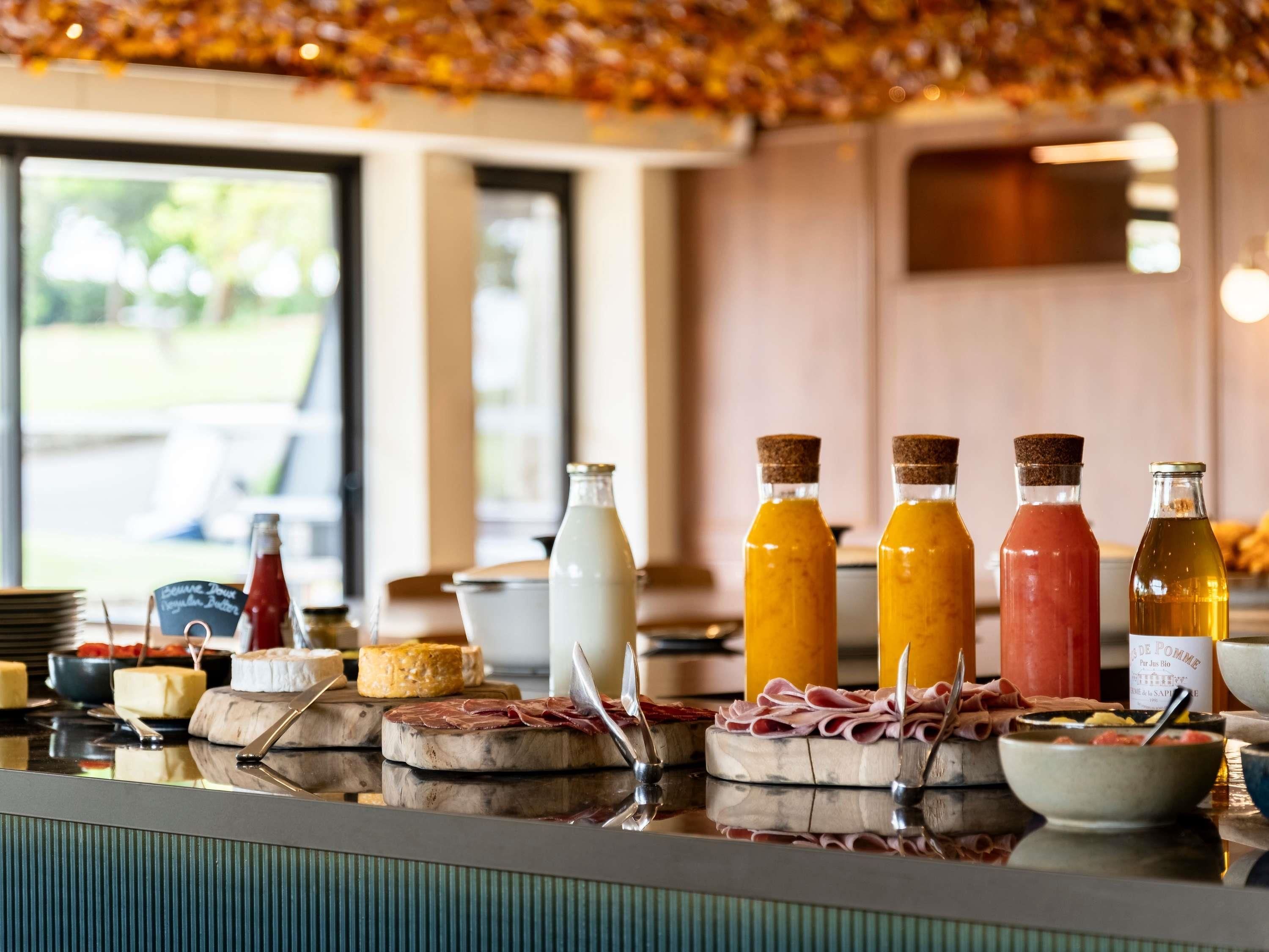 Un buffet con diversi formaggi, salumi e salse.