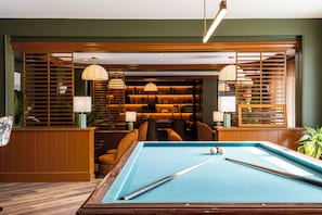2 bars/lounges