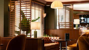 2 bars/lounges