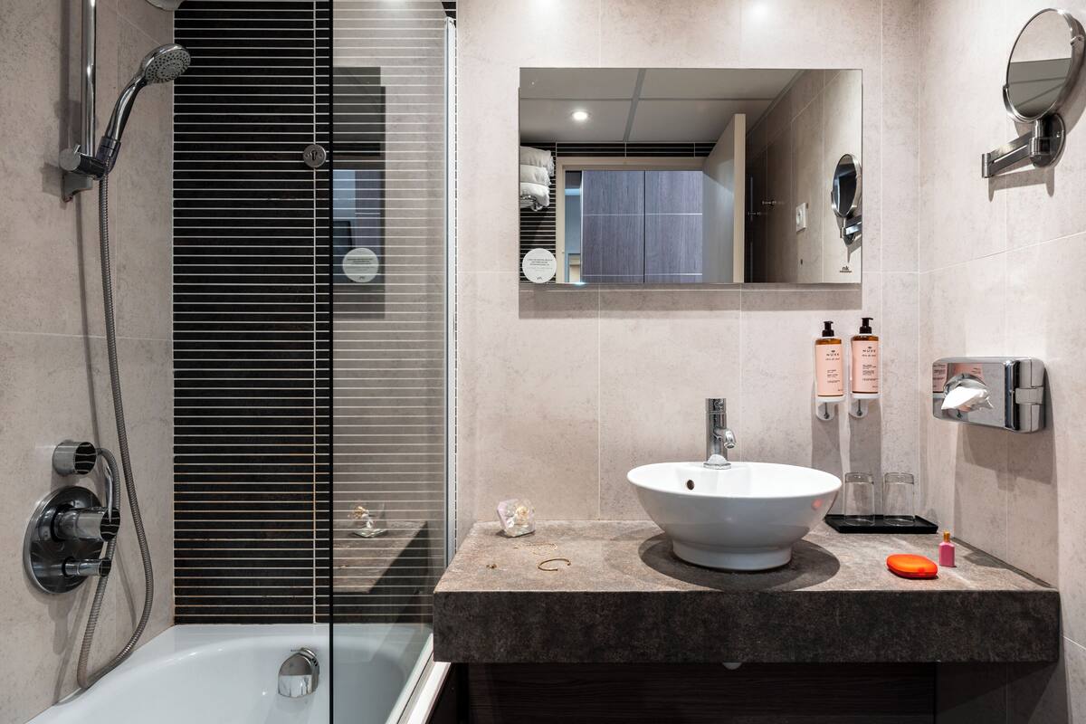 privilege, room, 1 double bed with sofa bed | bathroom | combined shower/bathtub, deep-soaking bathtub, eco-friendly toiletries