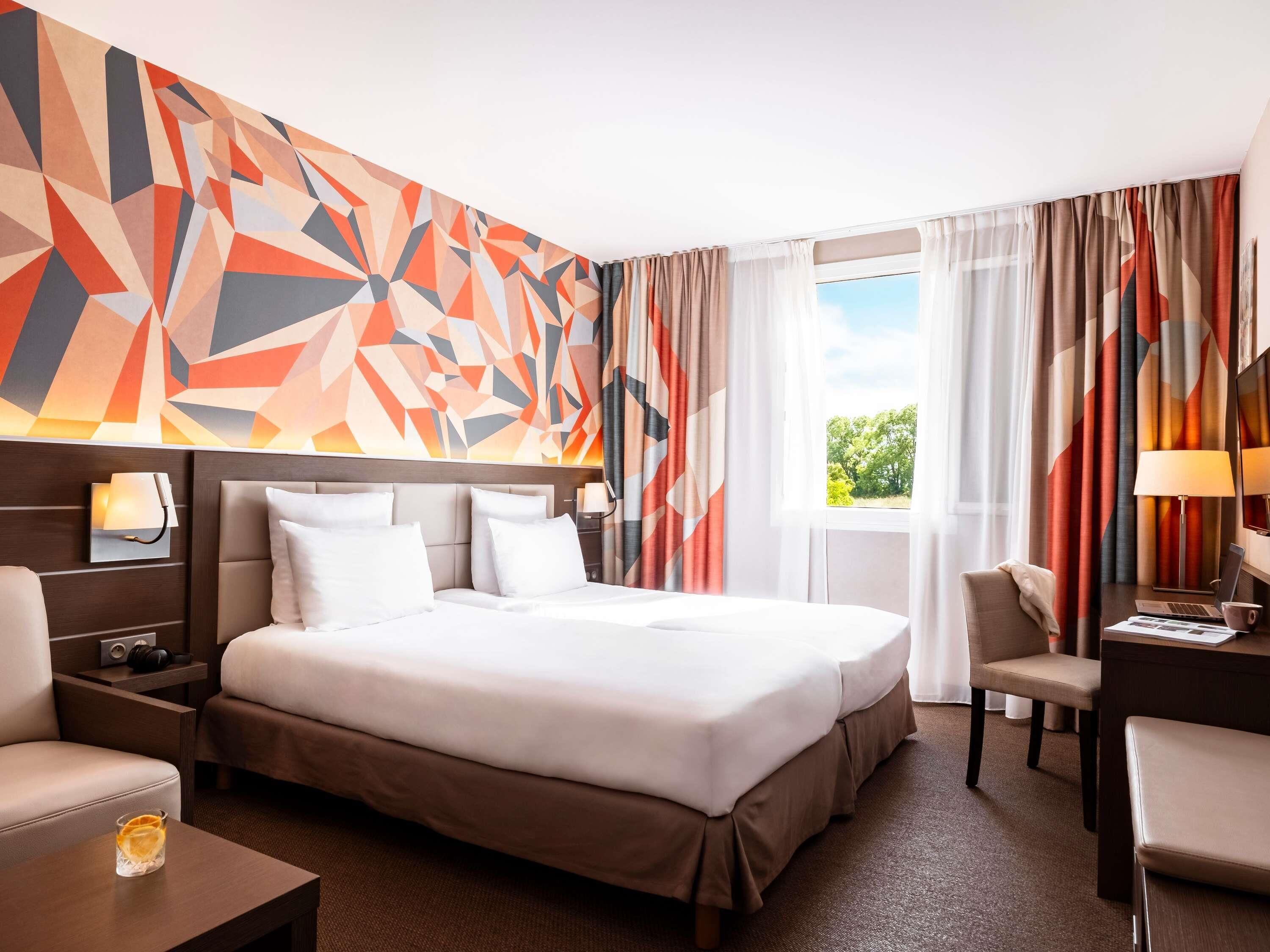 Habitación superior con 2 camas individuales, varias camas | Escritorio, sistema de insonorización, tabla de planchar con plancha