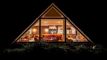 2 bars/lounges
