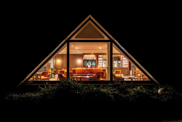 2 bars/lounges