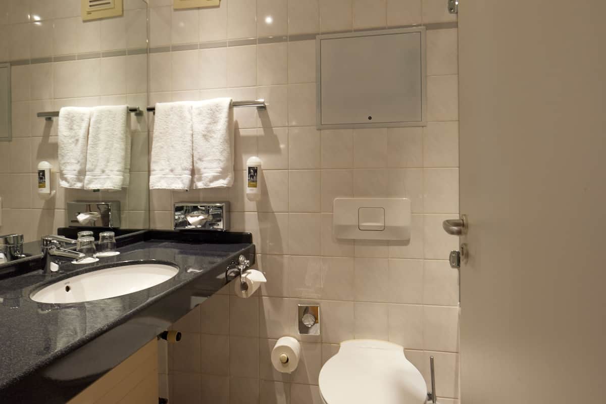 Standard Twin Room, 2 Single Beds | Bathroom | Eco-friendly toiletries, hair dryer, towels