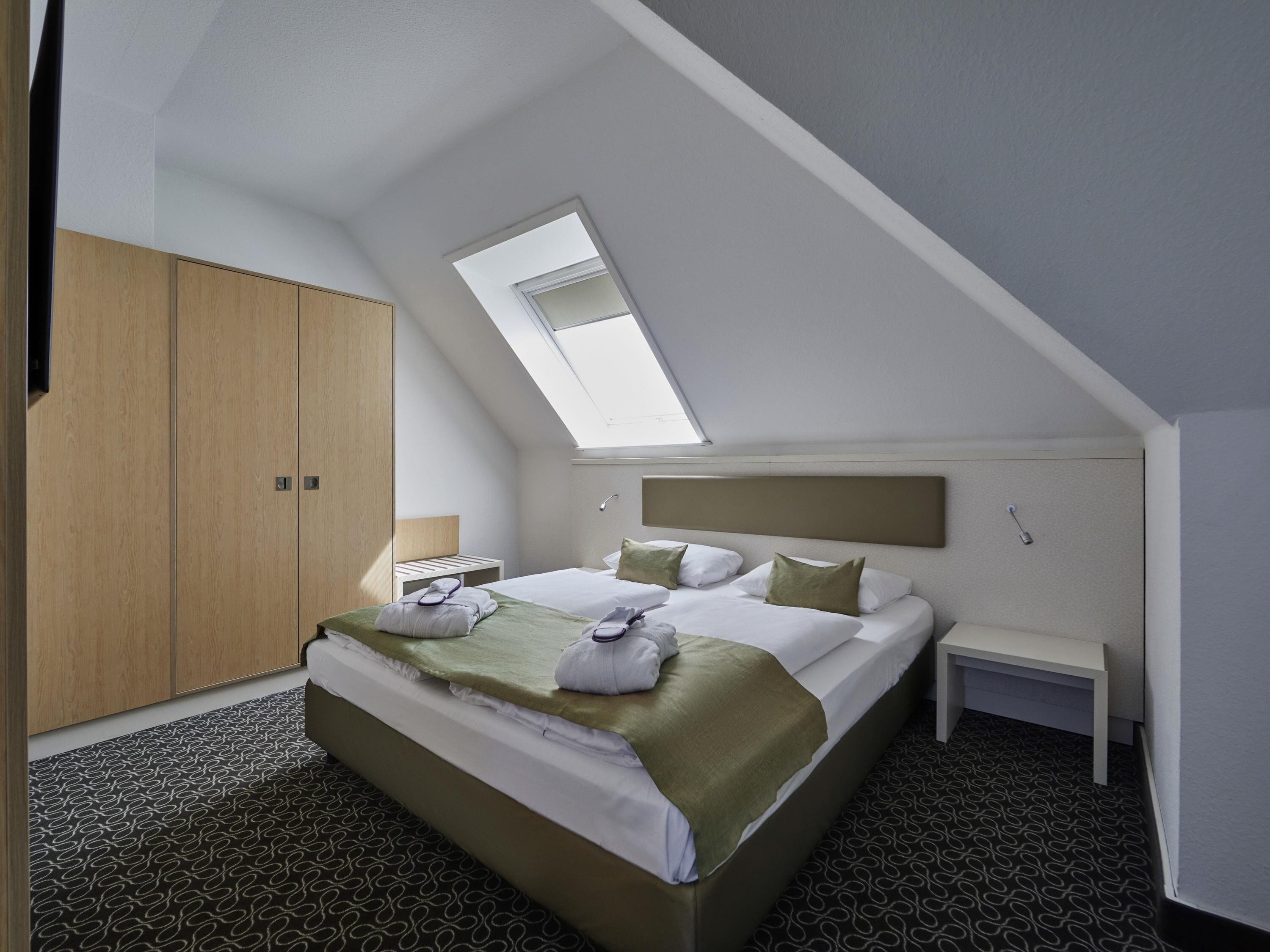 Privilege, Suite, 1 King Bed | Hypo-allergenic bedding, in-room safe, desk, laptop workspace