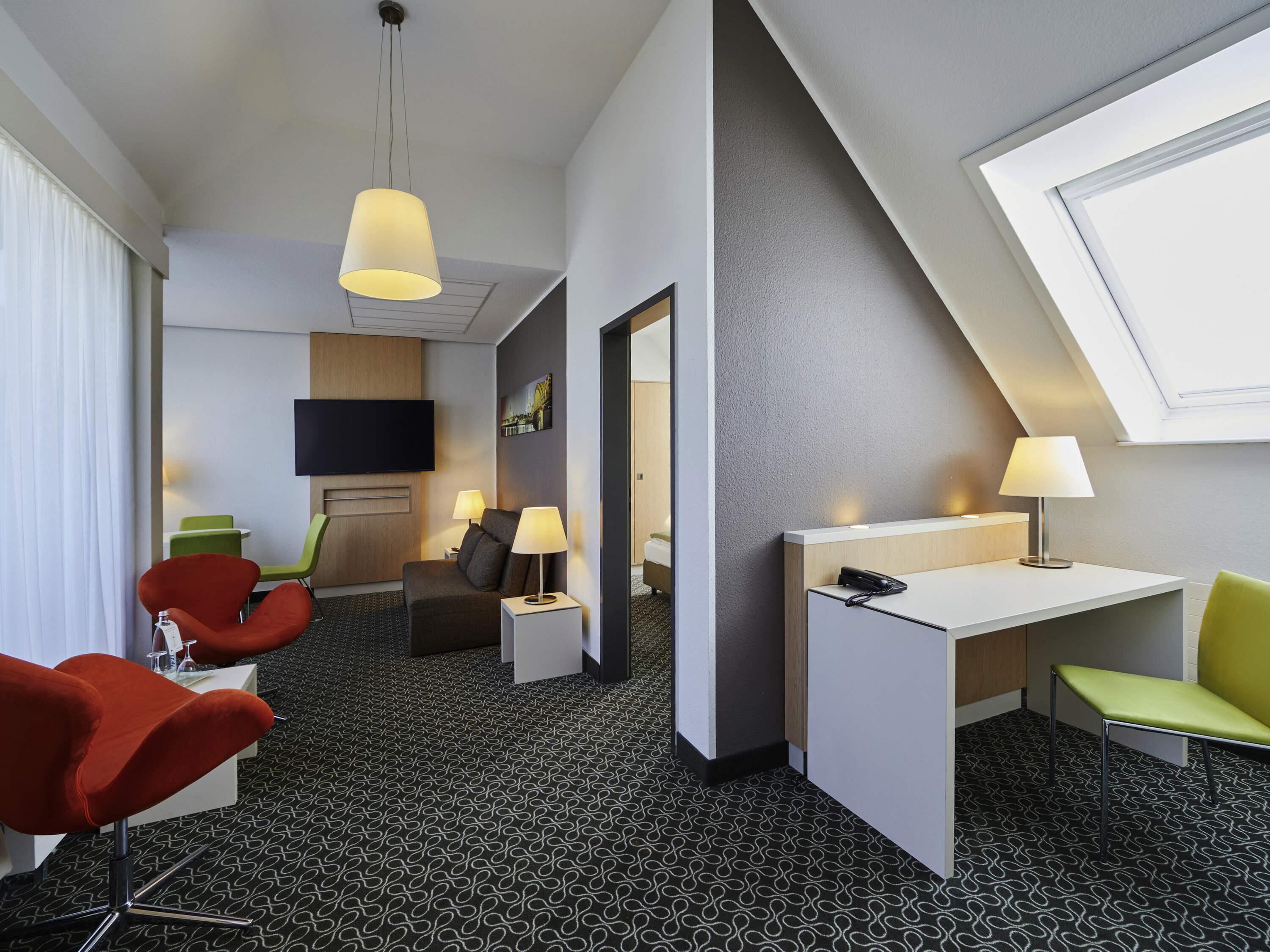 Privilege, Suite, 1 King Bed | Hypo-allergenic bedding, in-room safe, desk, laptop workspace