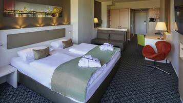Privilege, Zimmer, 1 King-Bett, Balkon | Allergikerbettwaren, Zimmersafe, Schreibtisch