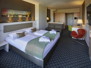 Privilege, Room, 1 King Bed, Balcony | Hypo-allergenic bedding, in-room safe, desk, laptop workspace - Mercure Hotel Severinshof Köln City (Cologne)
