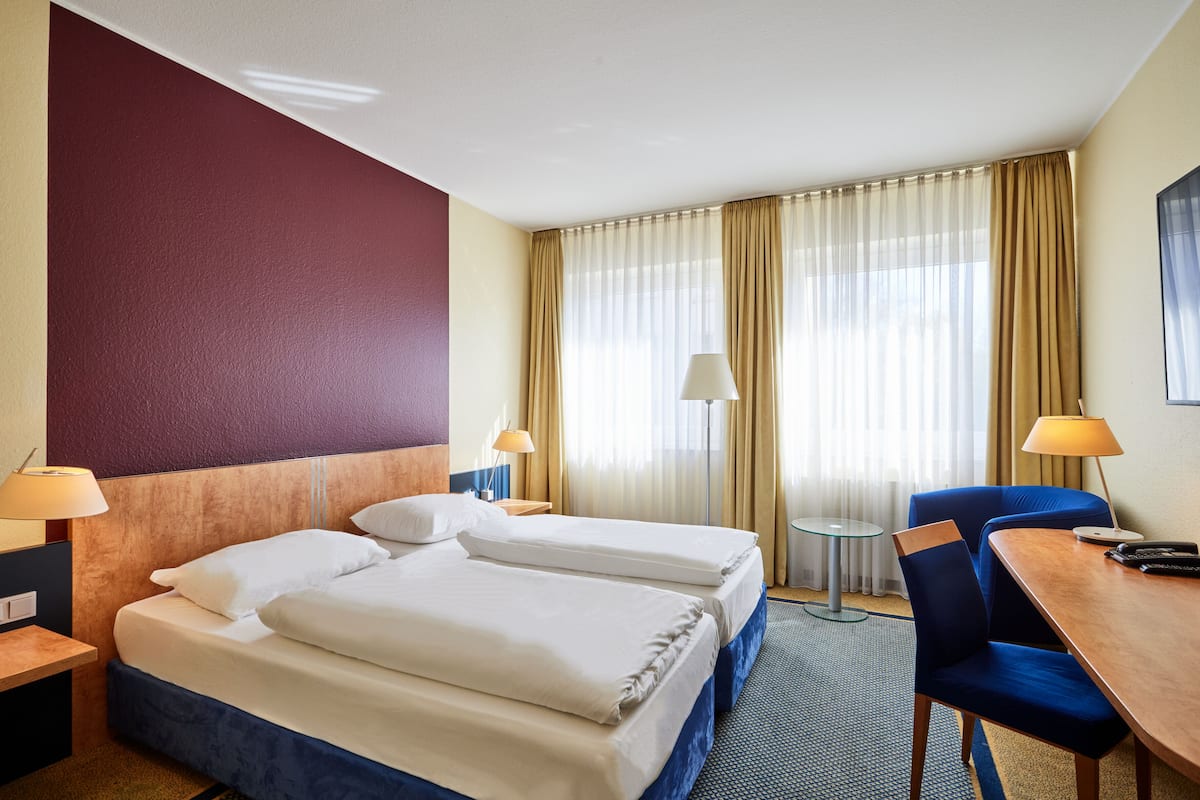 Kamar Twin Standar, 2 Tempat Tidur Twin | 1 kamar tidur, seprai antialergi, brankas, dan meja kerja