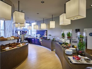 Tägliches Frühstücksbuffet (24 EUR pro Person)