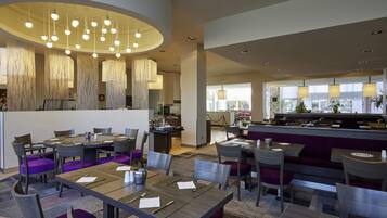 Tägliches Frühstücksbuffet (24 EUR pro Person)