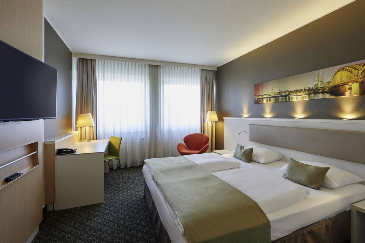 Superior kamer, 1 kingsize bed | Hypoallergeen beddengoed, een kluis op de kamer, een bureau