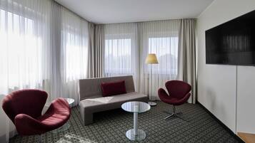 Junior-Suite, 1 King-Bett | Allergikerbettwaren, Zimmersafe, Schreibtisch