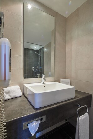 Superior kamer, 1 kingsize bed | Badkamer |  milieuvriendelijk toiletgerief, een haardroger, handdoeken