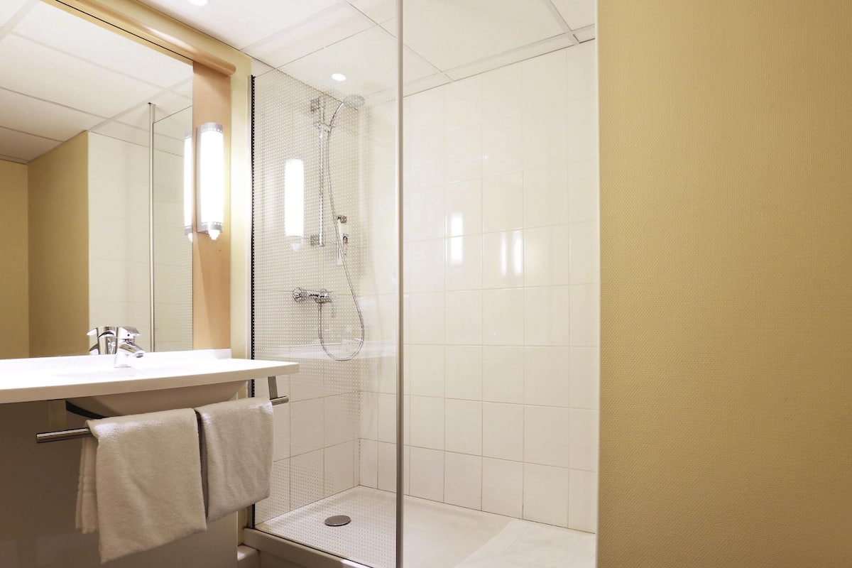Premium bedding, in-room safe, desk, blackout curtains