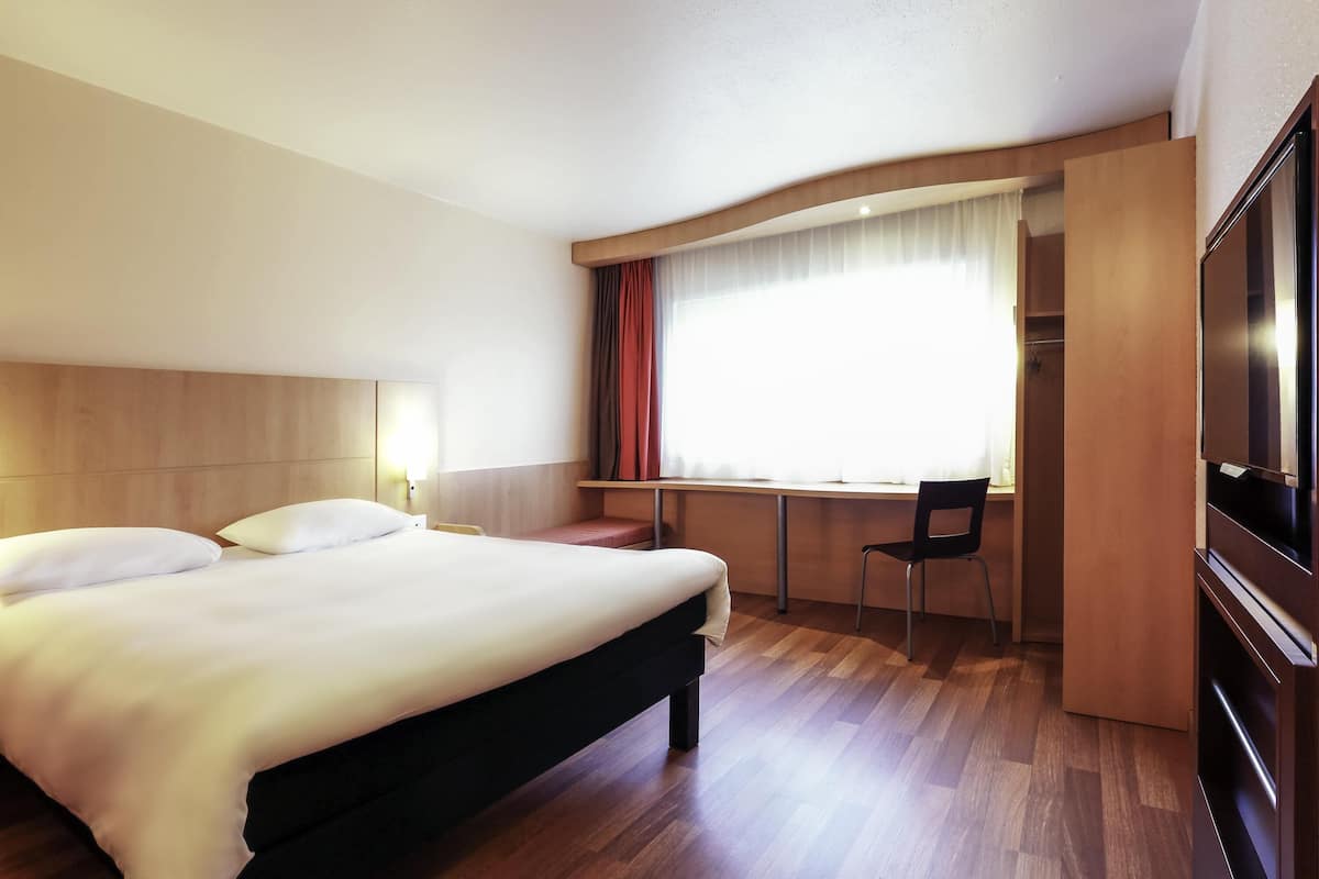 Chambre, 1 lit double | Literie de qualité supérieure, coffres-forts dans les chambres, bureau