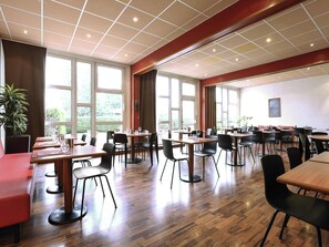 Déjeuner, dîner et souper servis sur place