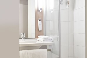 Douche, articles de toilette écologiques, sèche-cheveux