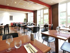 S'hi serveixen esmorzars, dinars i sopars 