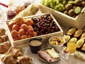 Tägliches Frühstücksbuffet (13.50 EUR pro Person)