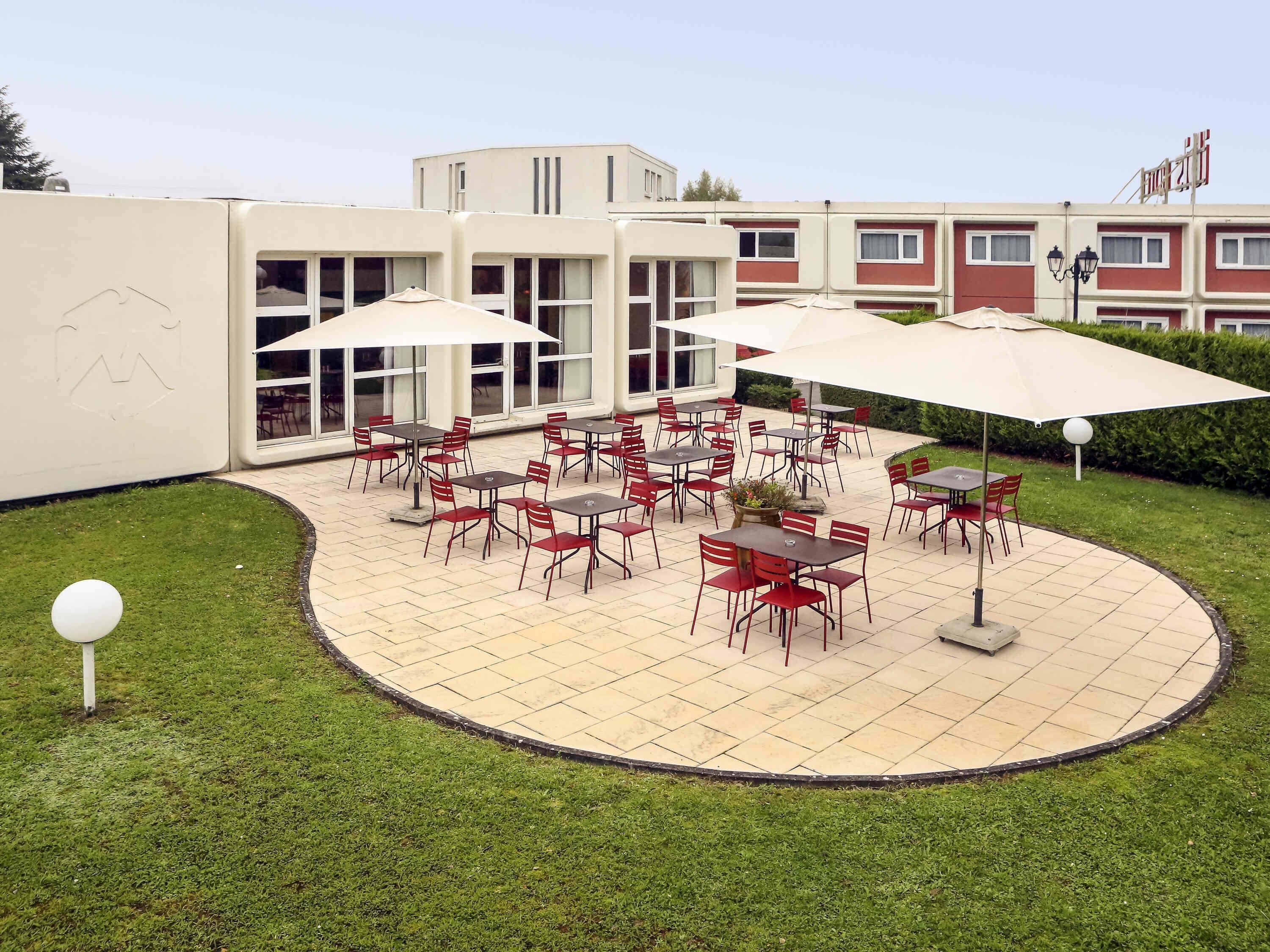 breakfast, lunch and dinner served