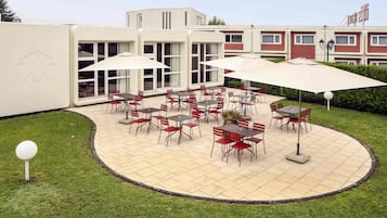 Serveert ontbijt, lunch en diner