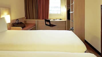 Chambre, 2 lits une place | Literie de qualité supérieure, coffres-forts dans les chambres, bureau