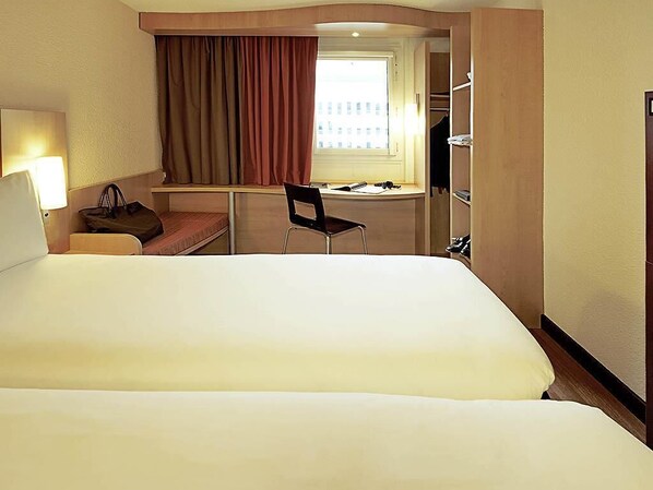 Chambre, 2 lits jumeaux | Literie de qualité, coffre-fort, bureau, rideaux d’obscurcissement