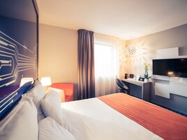 Habitación familiar (1 Double Bed, 1 Single Bed, 1 BunkBed) | Ropa de cama de alta calidad, minibar, caja fuerte y escritorio