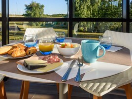 Se ofrece un desayuno bufé todos los días (17 EUR por persona)
