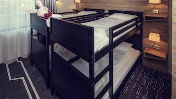 Roupas de cama premium, cofres nos quartos, escrivaninha