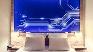 Luxe beddengoed, een minibar, een kluis op de kamer, een bureau