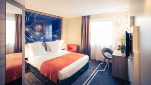 A hotel room with a large bed, a desk, a chair, and a TV. - Mercure Poitiers Site du Futuroscope Hotel (Chasseneuil-du-Poitou)