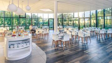 Daily buffet breakfast (EUR 17 per person)