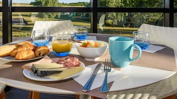 Tägliches Frühstücksbuffet (17 EUR pro Person)