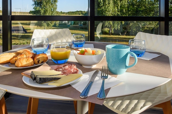 Sarapan prasmanan setiap hari (EUR 17 per orang)