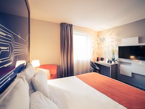 ห้องแฟมิลี่ (1 Double Bed, 1 Single Bed, 1 BunkBed) | เครื่องนอนระดับพรีเมียม, ตู้นิรภัยในห้องพัก, โต๊ะทำงาน, ผ้าม่านกันแสง