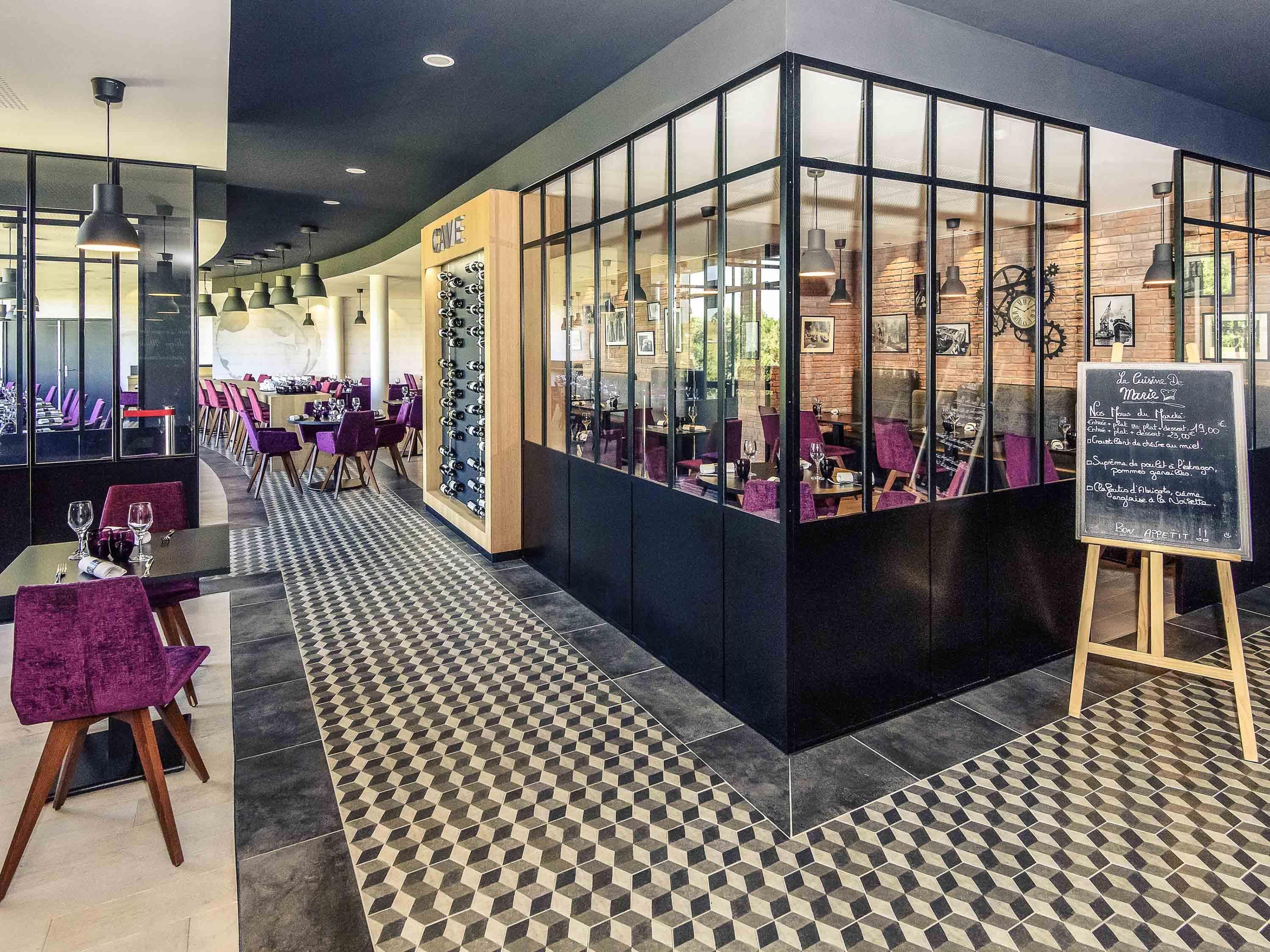 Breakfast, lunch, dinner served; French cuisine 