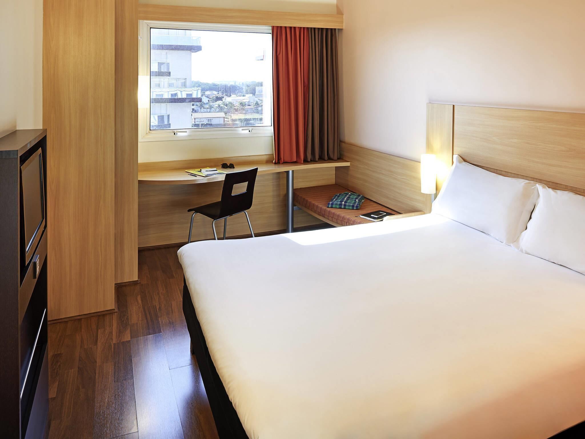 Apartamento standard, 1 cama de casal | Roupas de cama premium, frigobar, escrivaninha, cortinas blackout