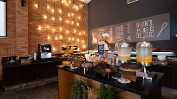 Päivittäinen buffetaamiainen (50 BRL per henkilö)