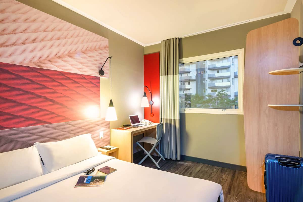 Appartement Standard, 1 lit double, accessible aux personnes à mobilité réduite | Literie de qualité supérieure, minibar, bureau, rideaux occultants