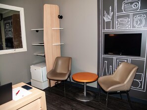 Hochwertige Bettwaren, Minibar, Schreibtisch, Verdunkelungsvorhänge