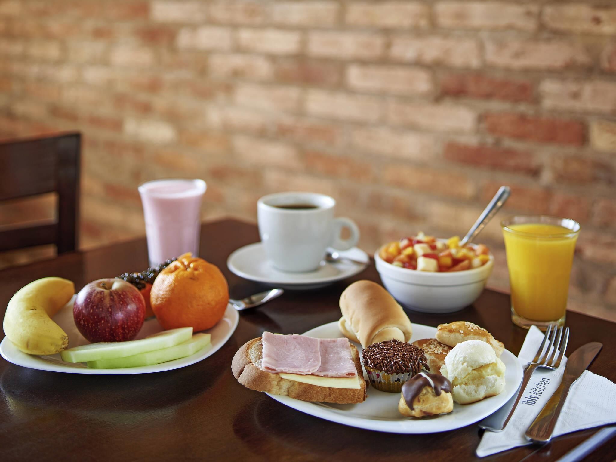 Café da manhã com buffet diário (BRL 50 por pessoa) 