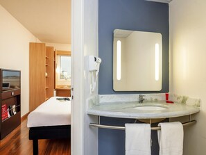 Hochwertige Bettwaren, Minibar, Schreibtisch, Verdunkelungsvorhänge
