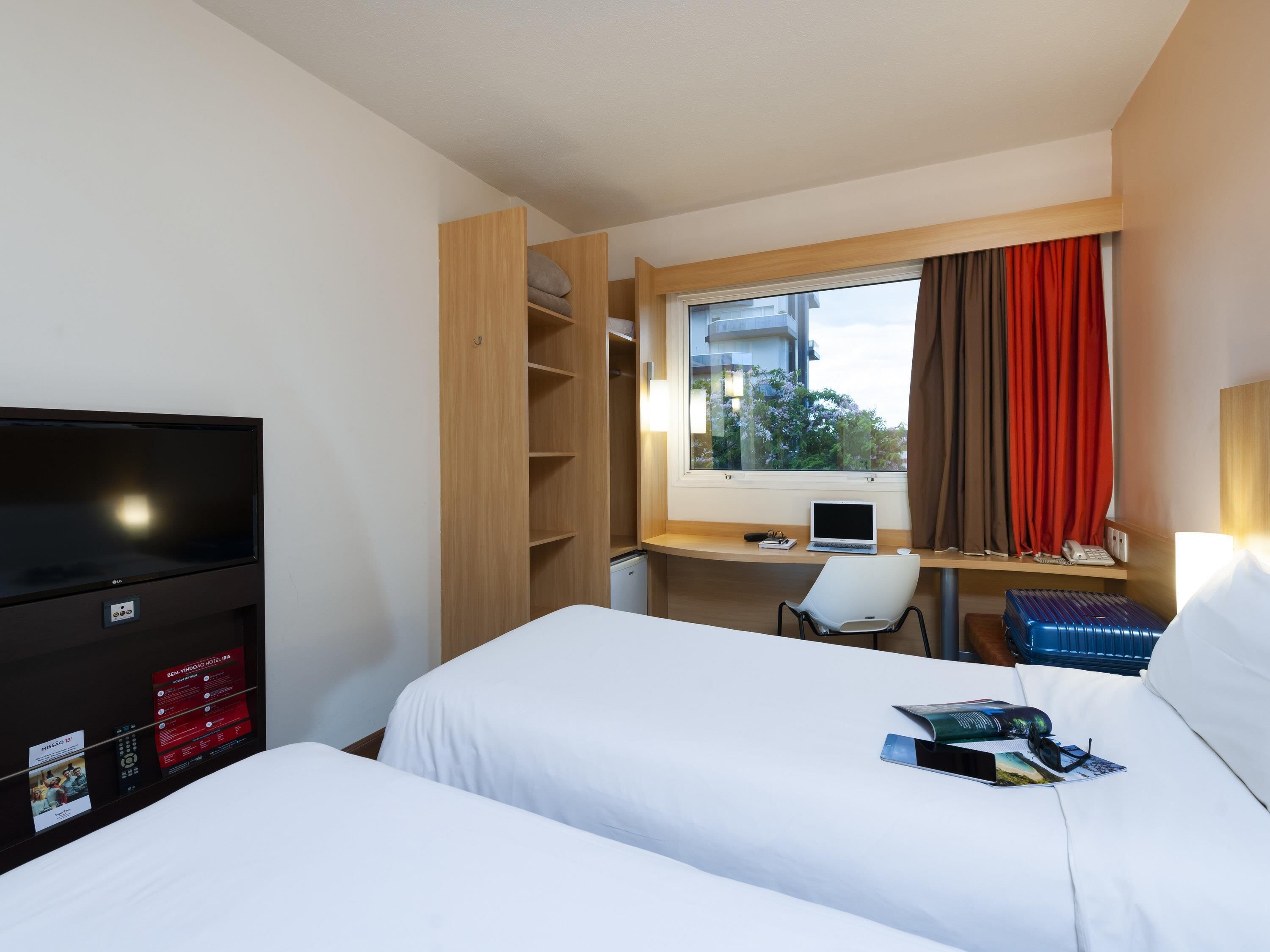 标准公寓, 2 张单人床 | 高档床上用品、迷你吧、办公桌、遮光窗帘