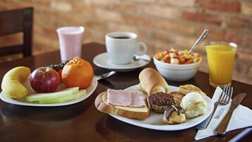Daily buffet breakfast (BRL 45 per person)