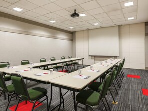 Peralatan tempat tidur premium, bar mini, meja 