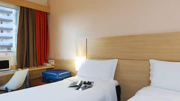 Apartamento estándar, 2 camas individuales | Ropa de cama de alta calidad, minibar, escritorio y cortinas opacas