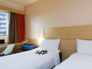 Apartamento estándar, 2 camas individuales | Ropa de cama de alta calidad, minibar, escritorio y cortinas opacas